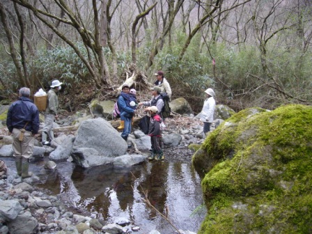 2009ヤマメ稚魚放流親子9