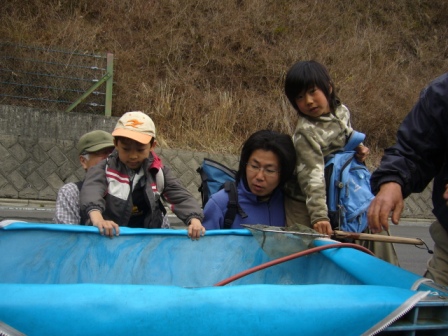 2009ヤマメ稚魚放流親子5